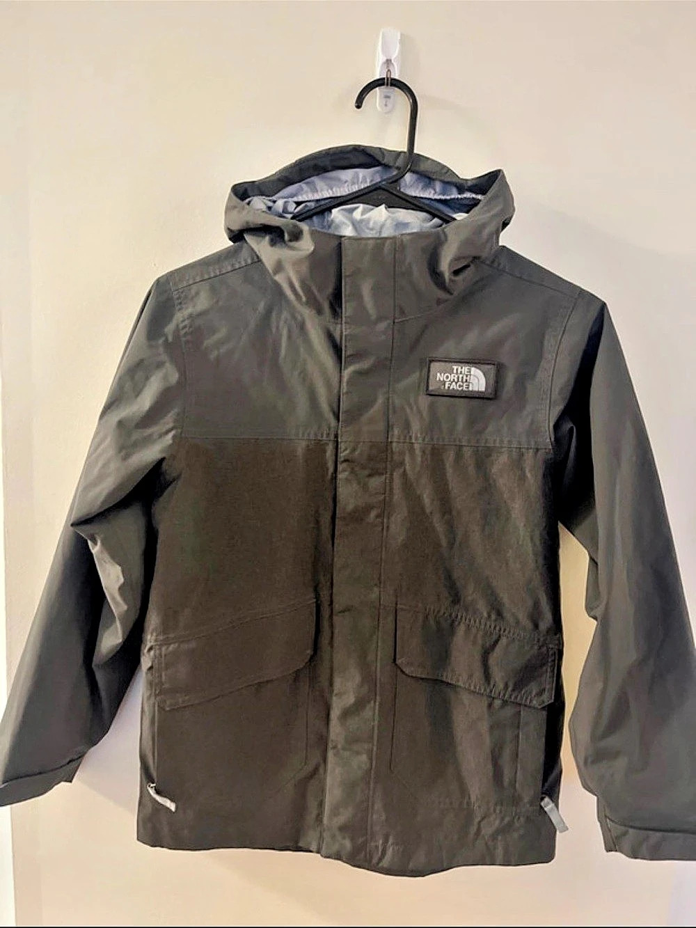 The North Face Boys Rain Jacket Black Medium Like New